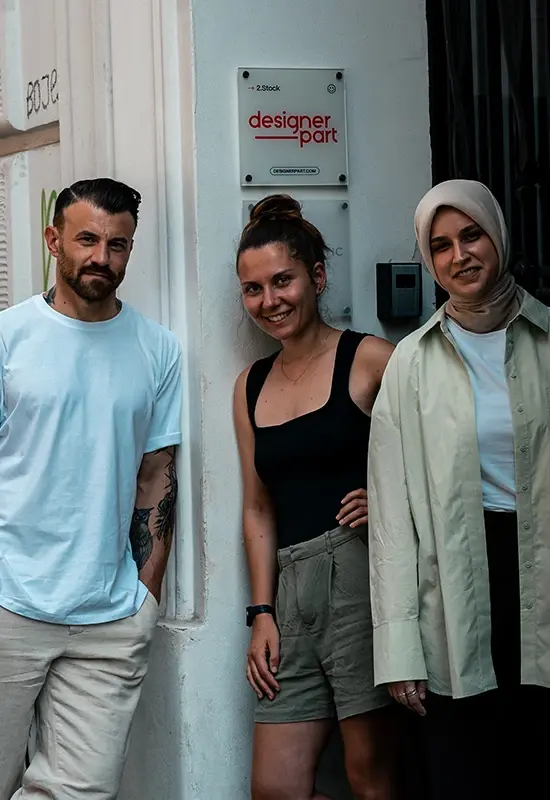 Das designerpart-Team vor dem Studio in Wien