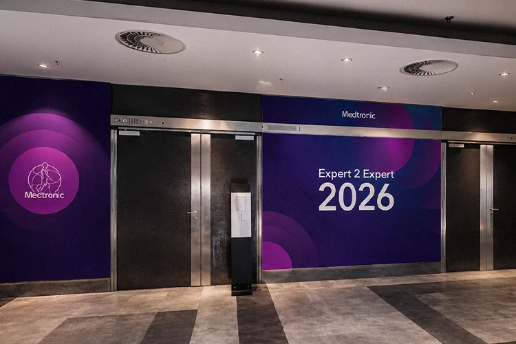 Medtronic Wandbranding Eingang