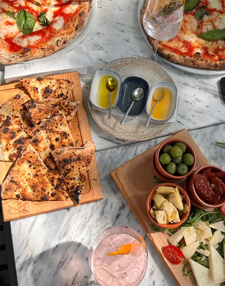 Tesla Pizza Speisen